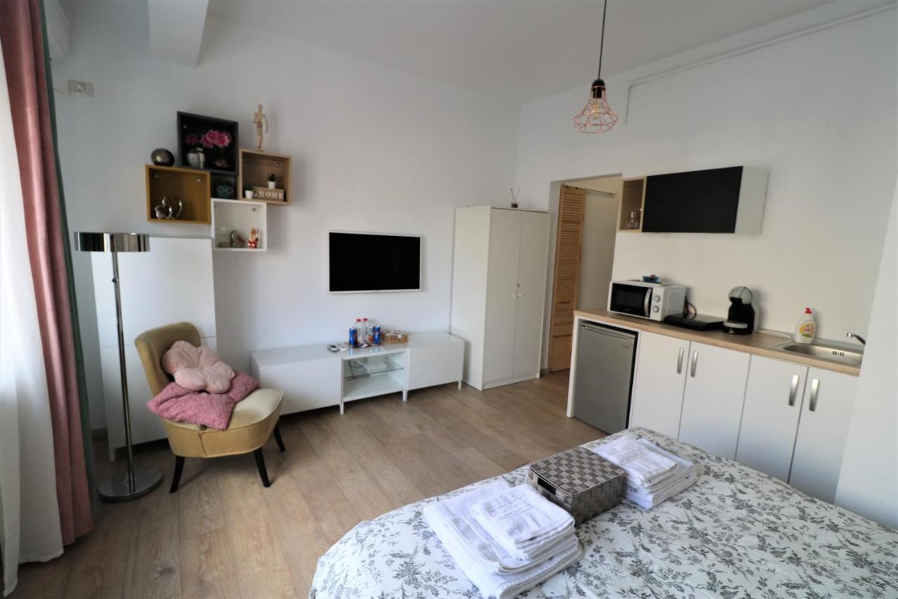 Lovely City Center Apartment - Free Minibar ブカレスト エクステリア 写真